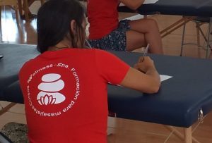 Alumna haciendo un curso de masaje en Lanzarote Playa Blanca