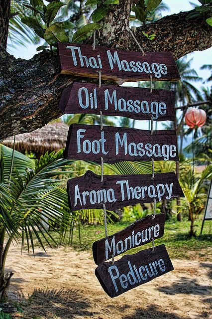 Letrero de masajes con diferentes tipos, thai, ayurveda, foot, deportivo